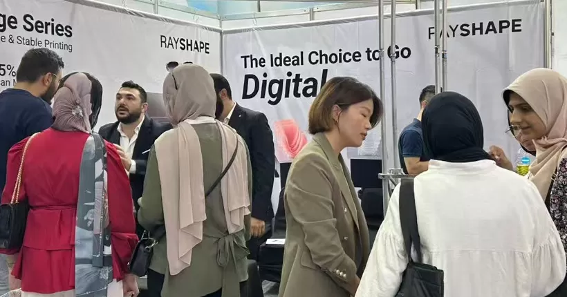 ¡La inteligencia China brilla en El Cairo! ¡RAYSHAPE Edge Mini se convierte en el foco de IDEX Egipto con su impresión ultrarrápida!