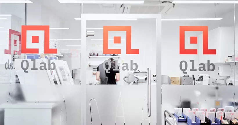 Laboratorio dental QLAB que utiliza la solución dental RAYSHAPE DLP para operaciones diarias