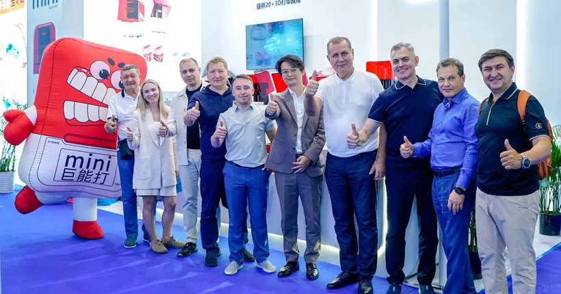 La mini impresora 3D RAYSHAPE Edge tiene una apariencia espléndida en el 2025 de IED, logrando un diagnóstico y tratamiento digitales todo en uno con precisión y eficiencia